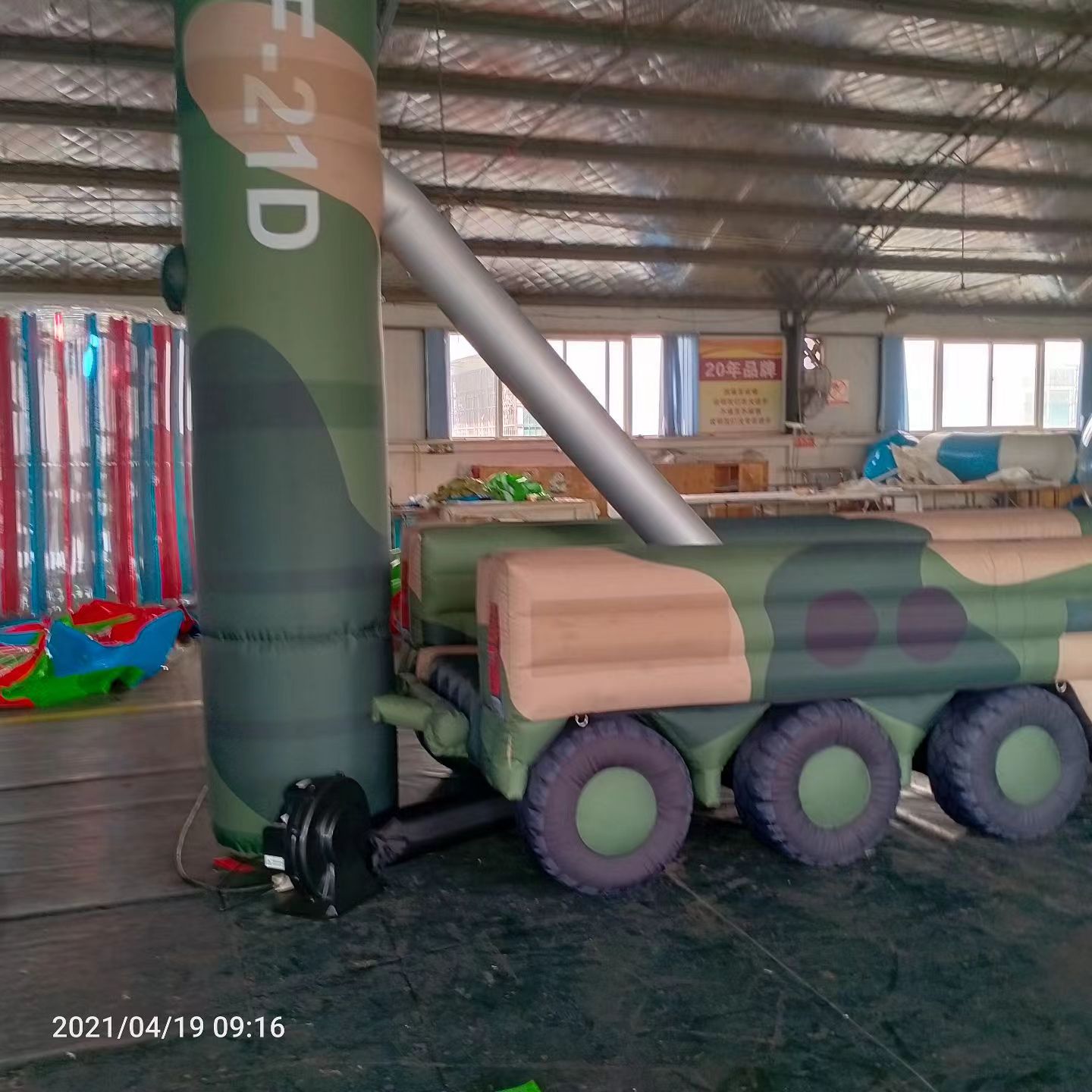 廉江军事演习中的充气目标车辆：模拟发射车雷达车坦克飞机